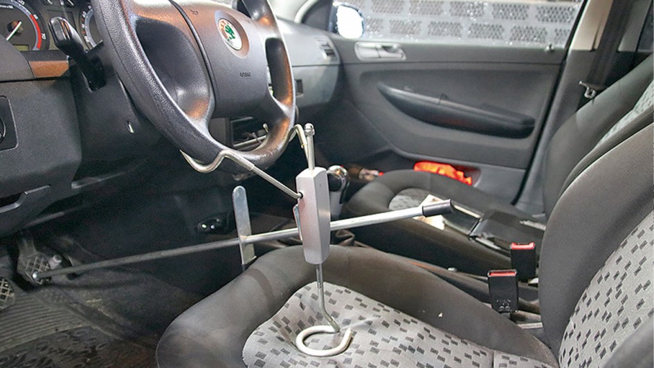 Ein Auto in einer Werkstatt zur Achsvermessung. 