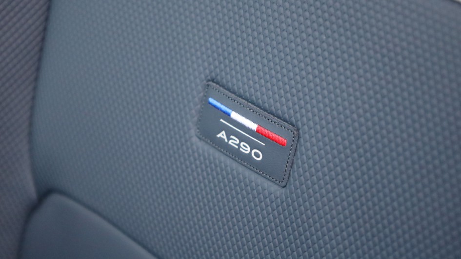 Die Tricolore darf bei einem französischen Produkt nicht fehlen. Bei der Alpine A290 Premiere Edition ist die Flagge nochmals im Scheinwerfer zu finden.