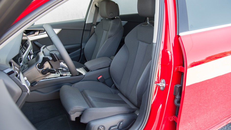 Foto von den Sportsitzen mit elektrischer Verstellung des Audi A4 Avant Baujahr 2023
