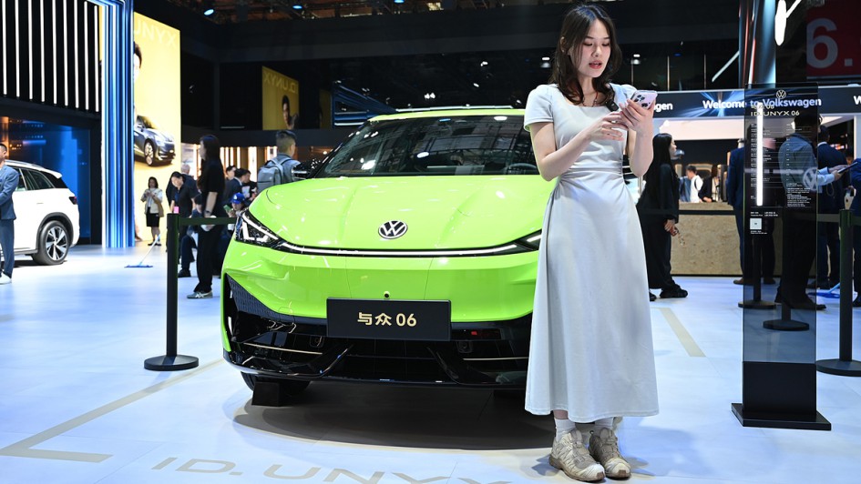 Eine Frau steht vor einem VW Yuzhong 06.