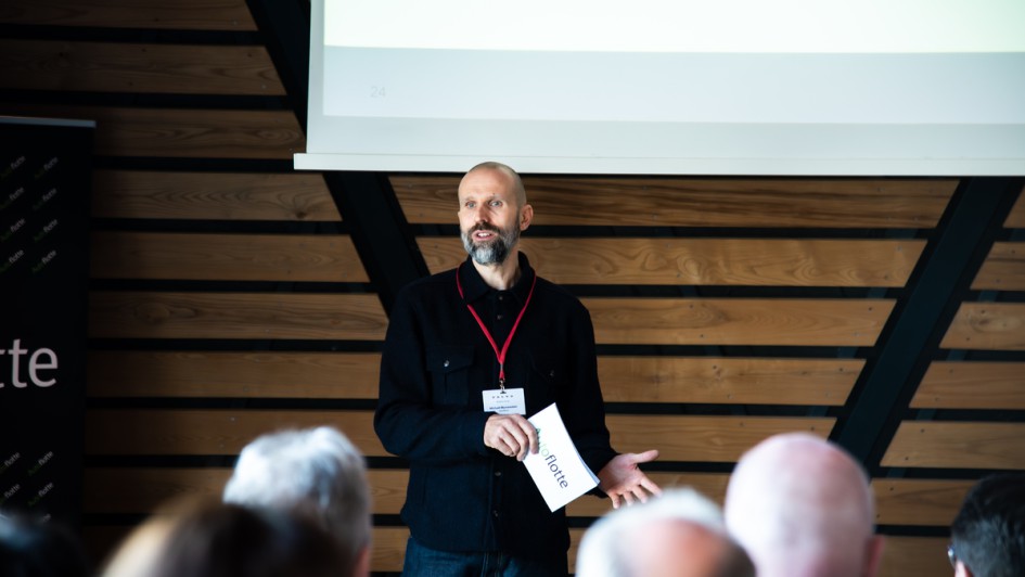 Michael Blumenstein bei der Moderation des Autoflotte Fuhrparktags 2025 zusammen mit Volvo