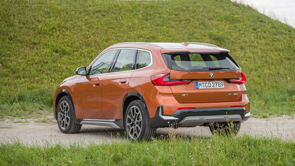 Wer einen BMW kauft, sucht den Kontakt zur Straße, mag Kurven und erwartet eine satte Beschleunigung. Das alles liefert der X1 der dritten Generation, welche seit Herbst 2022 auf den Straßen zu sehen ist, leider nur in Ansätzen.