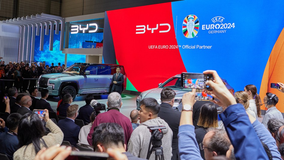 Michael Shu, BYD Europachef, stellt auf der Geneva International Motor Show den BYD U8 Elektro-SUV vor. Zugleich wird mitgeteilt, dass BYD einer der Hauptsponsoren der Fußball-Europameisterschaft 2024 in Deutschland ist.


