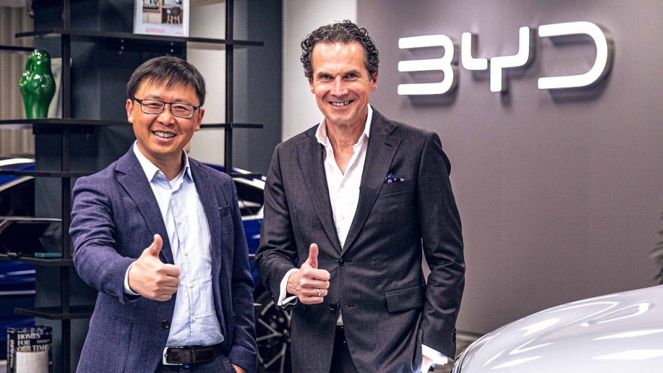 Ruofei Zhao (Country Manager BYD Germany; Head of Key Account Department, BYD Europe, li.) und Peter Reisacher (Geschäftsführer Reisacher Electric Mobility GmbH)