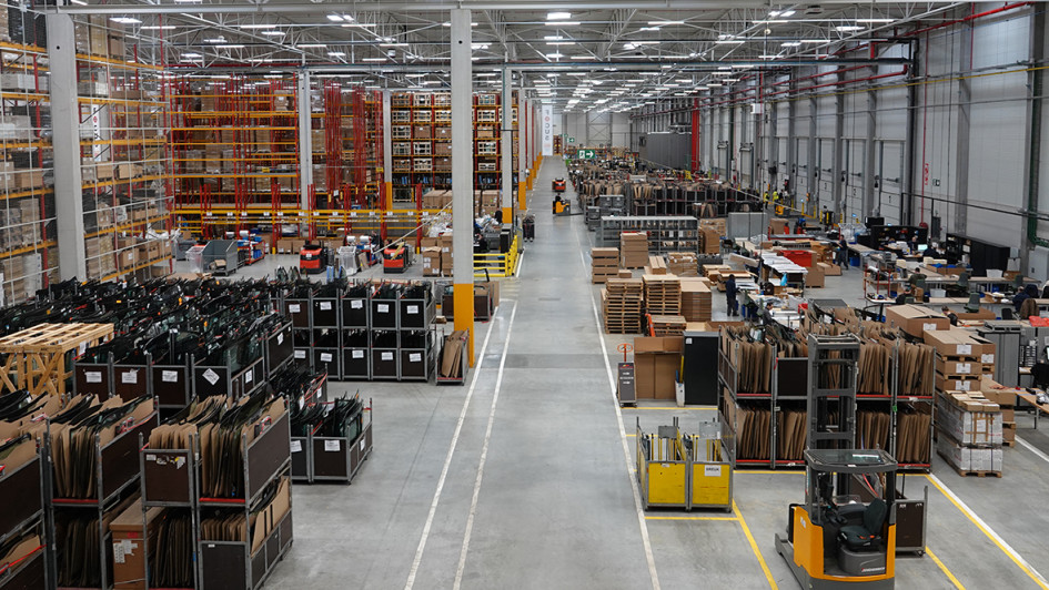 Gut 250 Menschen arbeiten im Lager, das nahezu acht Millionen Teile umfasst.