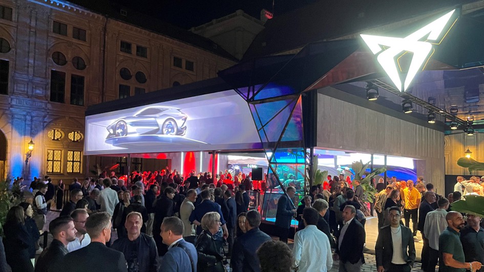 Neben dem Messegelände findet sehr viel Aktivität in der Münchner Innenstadt statt, wie hier der Cupra-Abend