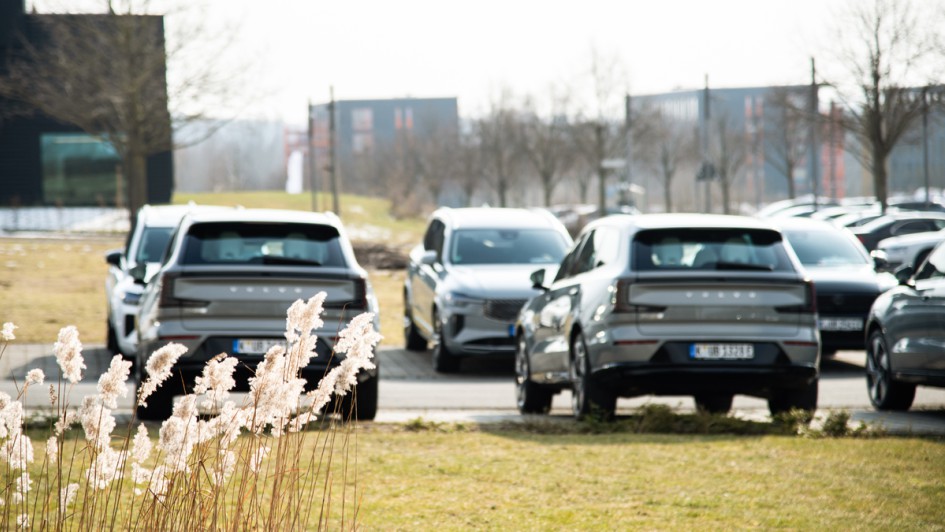 Volvo EX90 von hinten im Sonnenlicht