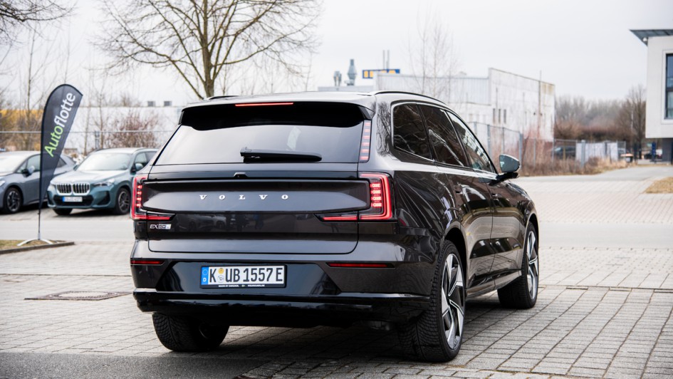 Volvo EX90 in Hannover fahrend