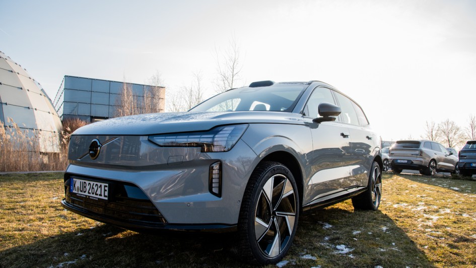 Volvo EX90 im Gegenlicht am Morgen