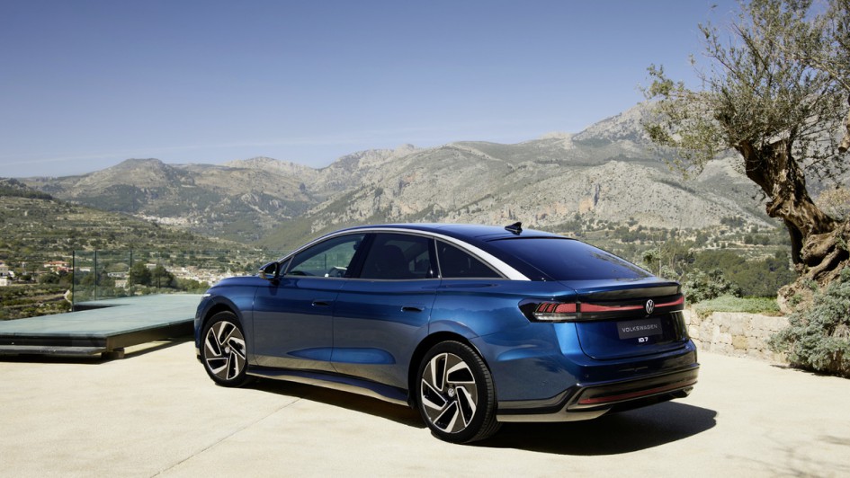 VW ID.7 bau lackiert schräg von hinten stehend