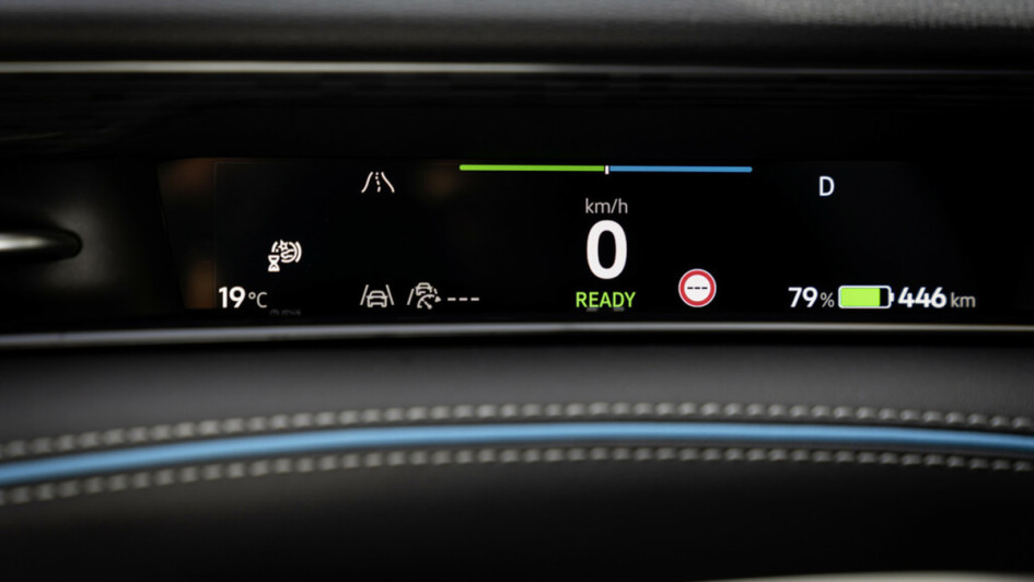 VW ID.7 Kombiinstrument, Aufnahme des schmalen Tachos hinter dem Lenkrad