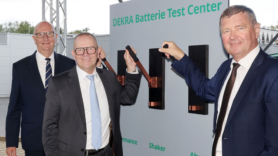 Legten symbolisch die Schalter um (v.li.): Dietmar Woidke, Ministerpräsident des Landes Brandenburg, Dekra Deutschland-Chef Guido Kutschera und Siegurd Heinze, Landrat des Landkreises Oberspreewald-Lausitz