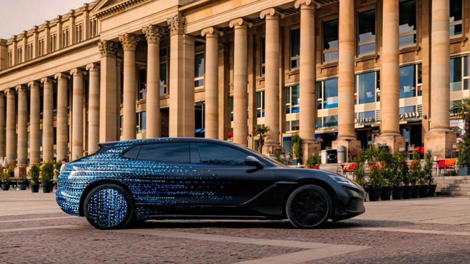 Neuer Denza der Oberklasse posiert auf dem Stuttgarter Schlossplatz.