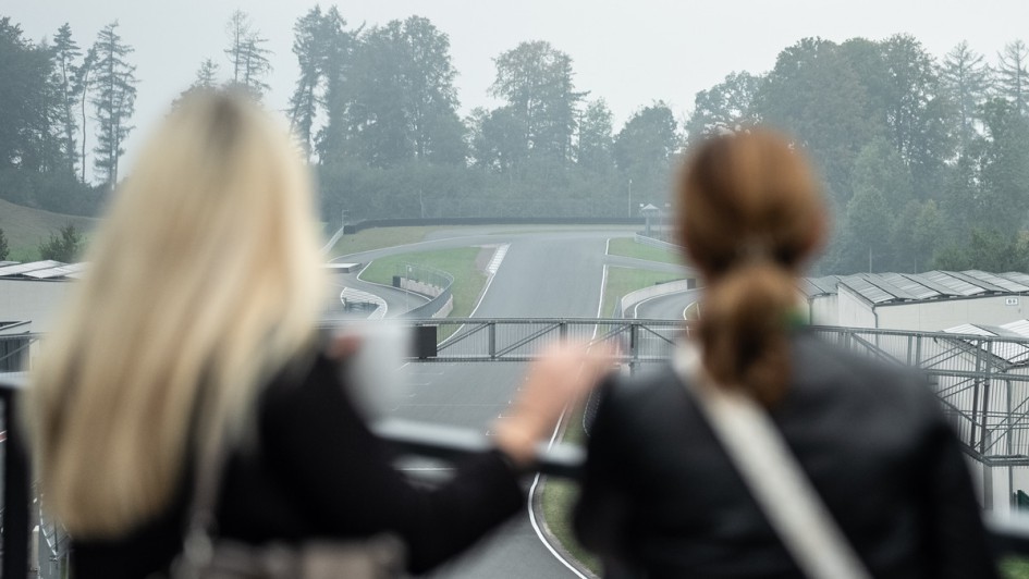 Teilnehmer die von oben auf die Rennstrecke Bilster Berg schauen