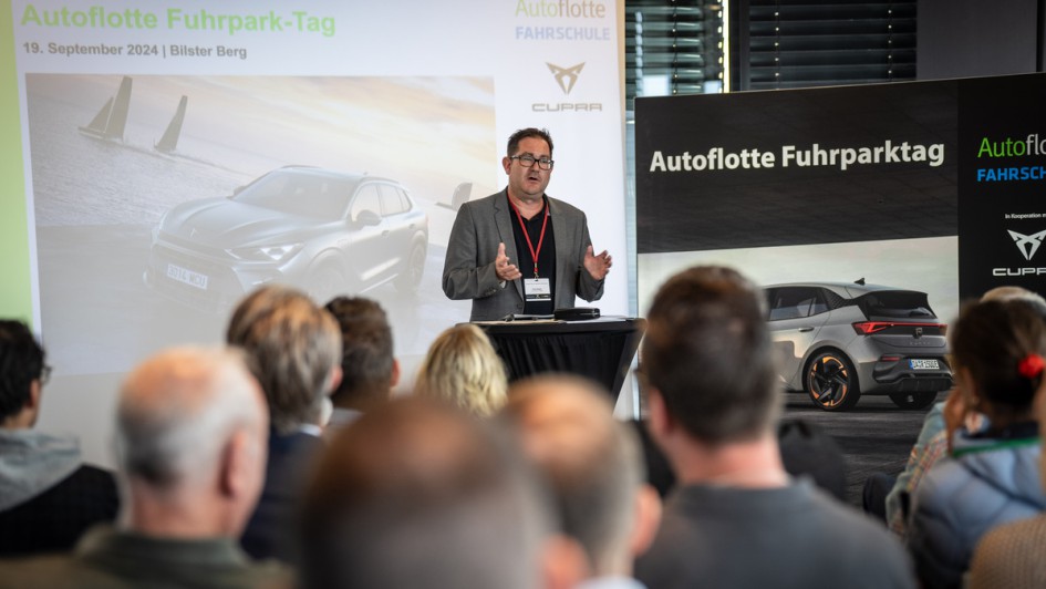 Autoflotte-Redakteur Timo Bürger bei der Moderation