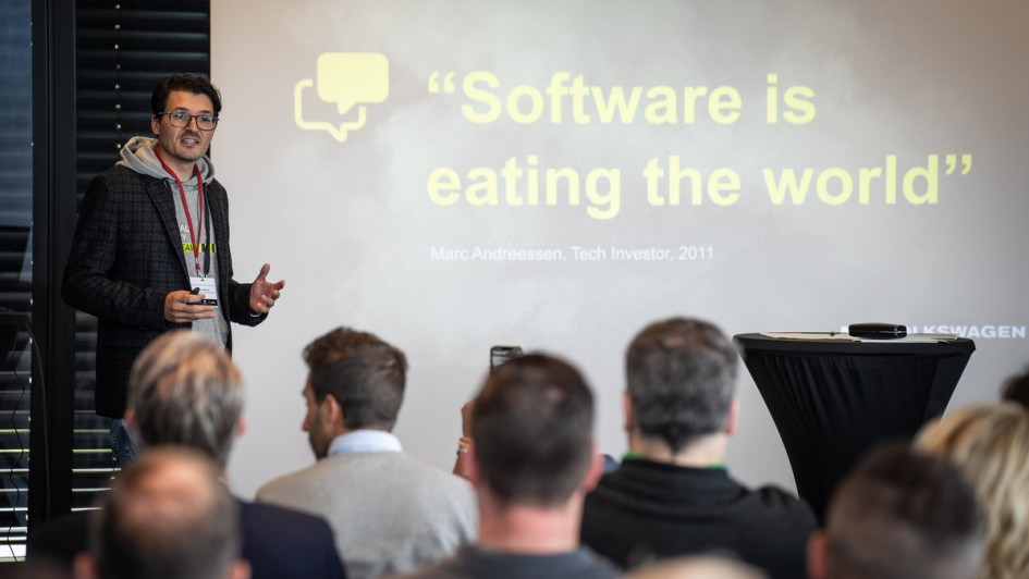 Julian Burkhardt (VW GIS AG)  bei seinem Vortrag am Autoflotte Fuhrparktag am Bilster Berg 2024