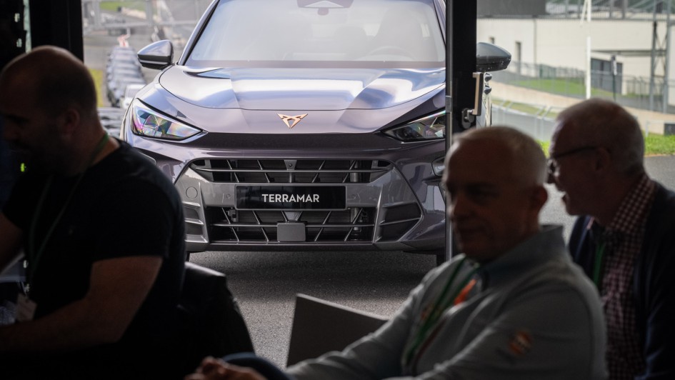 Cupra Terramar zu sehen aus dem Vortragsraum in der Frontansicht