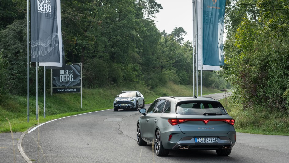 Cupra Leon und Cupra Tavascan vorm Bilster Berg