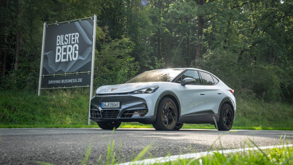 Cupra Tavascan VZ am Eingang des Bilster Berg