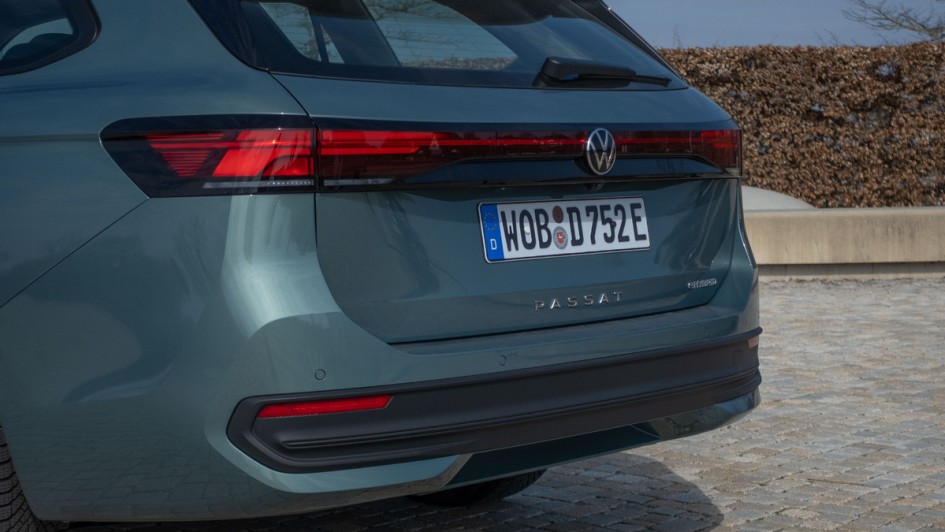 Schriftzug VW Passat am Heck des Kombis