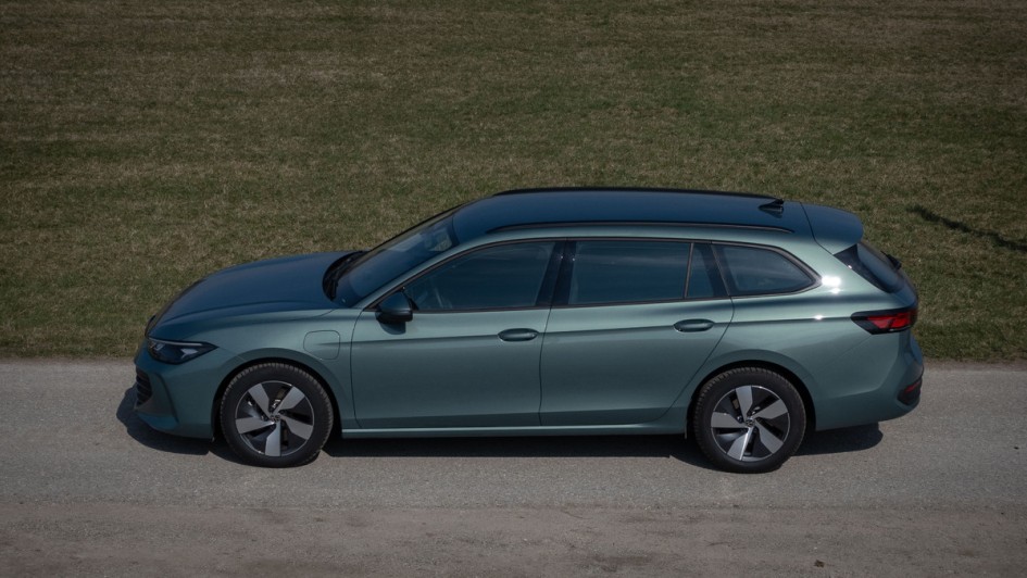 Seitenansicht VW Passat stehend fotografiert