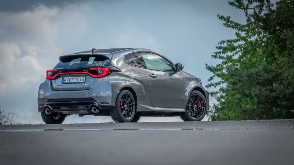 Toyota GR Yaris in Deep Metal Grey stehend von hinten gegen den Himmel fotografiert