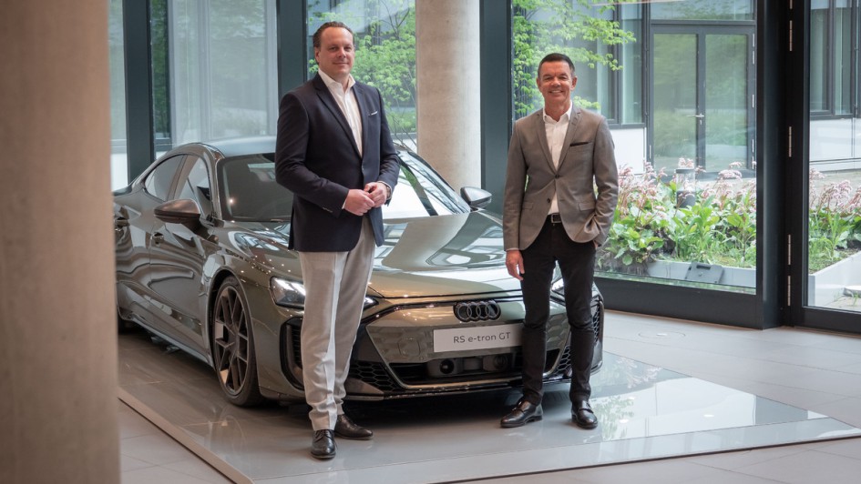 Stefan Quary und Carsten Kortüm vor Audi e-tron GT in der Audi-zentrale in Ingolstadt