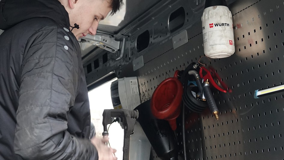 Kleinere Reparaturen finden im Transit statt