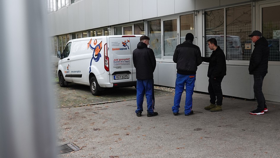 Im Vorabgespräch erklärt der Fuhrparkleiter, was an den Fahrzeugen zu tun ist