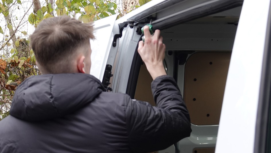 Die Schiebetür geht noch der kleinen Reparatur wieder und wird kurz geölt