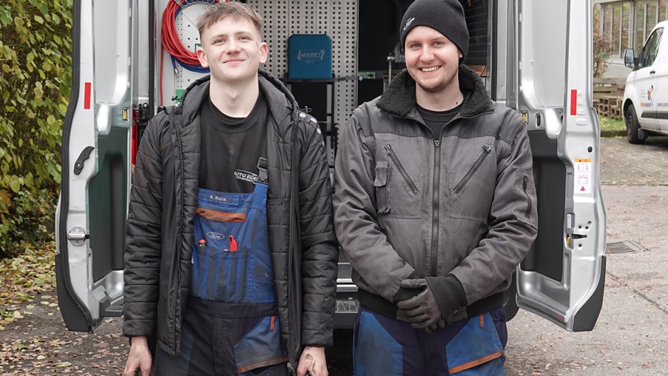 Kevin Mack (l.) und Alexander Krstevski kümmern sich heute um zwei Transporter von System-Logistik