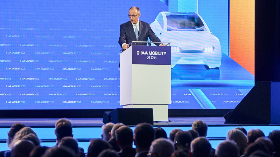 Friedrich Merz auf der IAA 2025