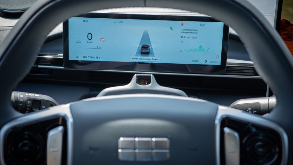 Detailfoto vom Kombiinstrument im Geely E5