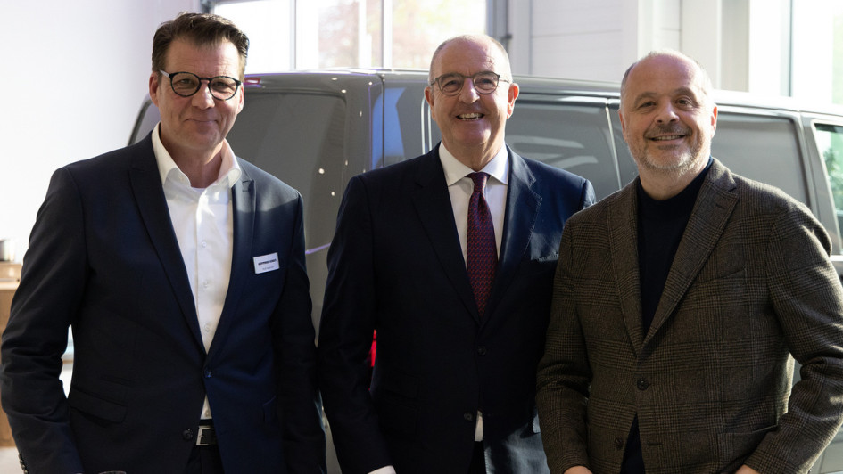 V.l.n.r.: Rolf Hesemann, Centerleiter bei der Gottfried Schultz Gruppe, Nicholas J. Dunning, Vorstandsvorsitzender der Gottfried Schultz Gruppe, und Seat Deutschland-Chef Bernhard Bauer