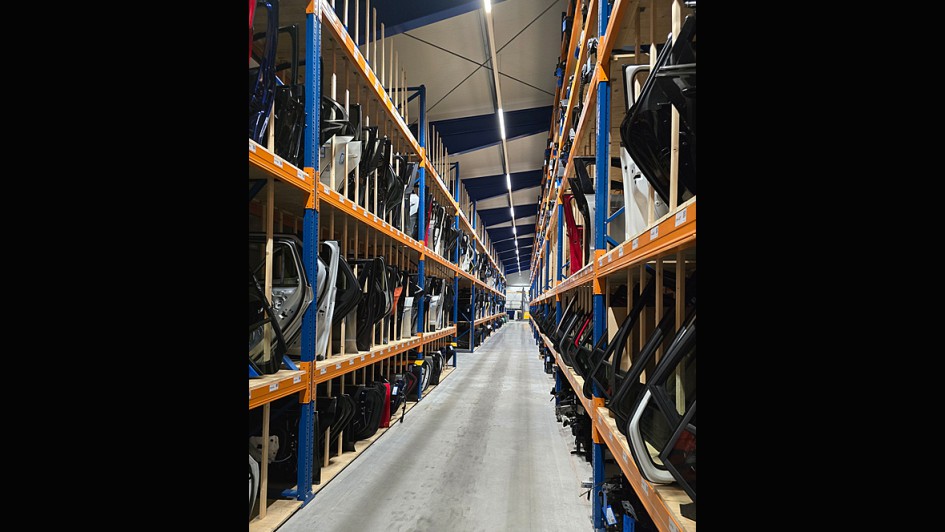 Die Autoverwerter rüsten massiv auf: Schon heute investieren die führenden Unternehmen in mehr Lagerflächen, um für die kommenden Entwicklungen zur Instandsetzung mitgebrauchten Teilen vorbereitet zu sein.