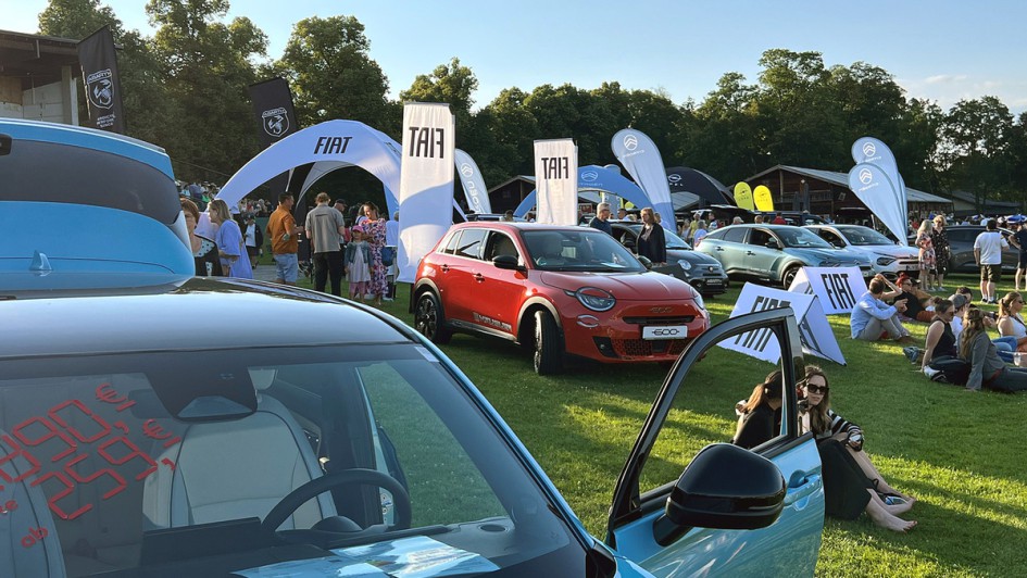 Häusler Automobile auf der Galopprennbahn 