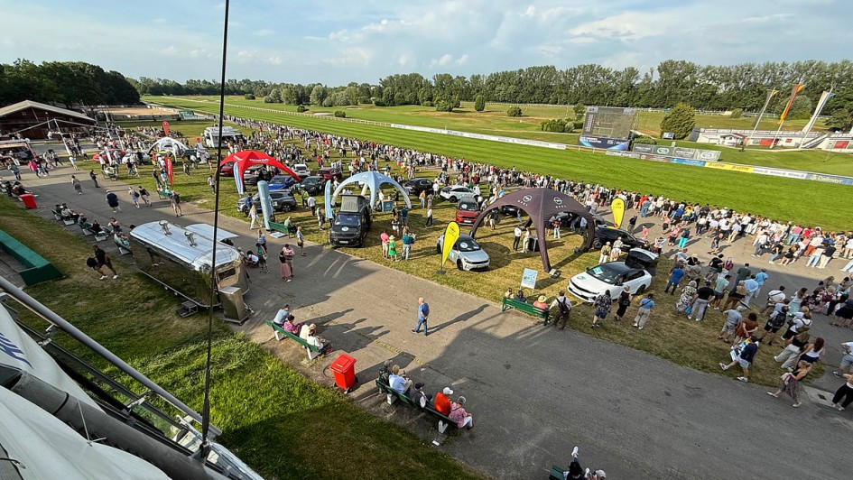 Autohaus Häusler als Hauptsponsor auf der Galopprennbahn in München