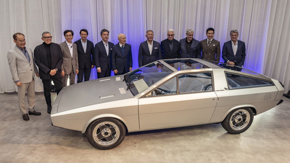 Automanager betrachten das Hyundai Pony Coupé Concept