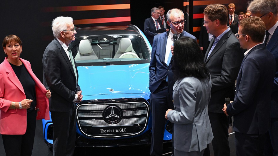 Bundeskanzler Friedrich Merz (5.v.r CDU), Wirtschaftsministerin Katherina Reiche (4.v.r CDU), Bundesverkehrsminister Patrick Schnieder (r CDU), VDA-Präsidentin Hildegard Müller (l), und der Ministerpräsident von Baden-Württemberg Winfried Kretschmann (2.v