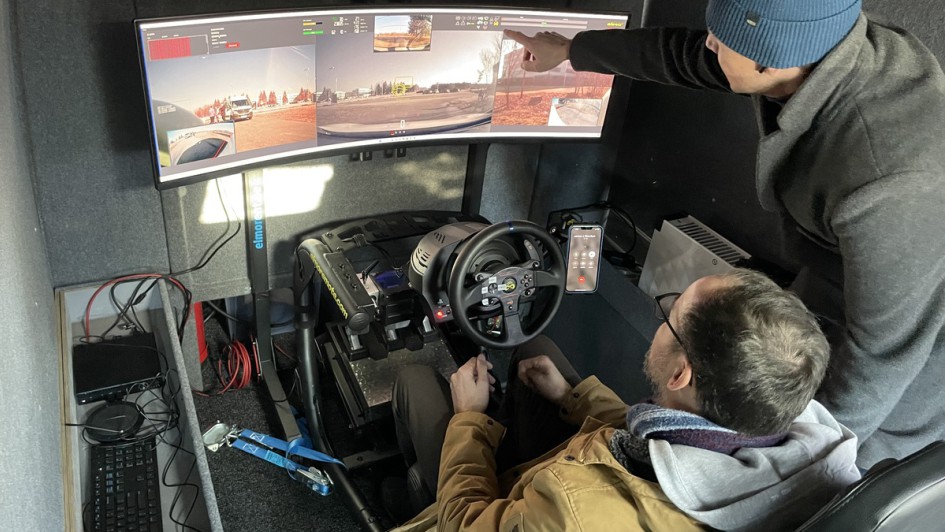 Janari gehört zu den Profis im Elmo-Team und erklärt uns die Fahrweise auf dem Tele-Chauffeure-Platz