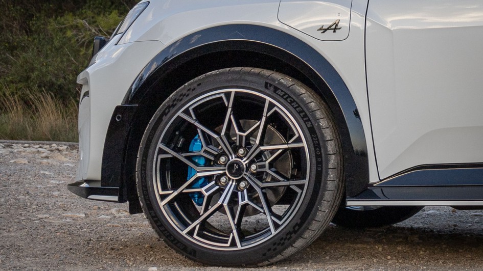 Brembo stoppt zuverlässig. 320-Millimeter-Scheiben vorn und eine Festsattelanlage gibt es in der Alpine A290.