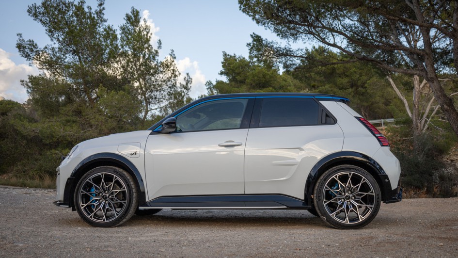 3,9 Meter ist die Alpine A290 nur lang, gut zu erkennen in der Seitenansicht.