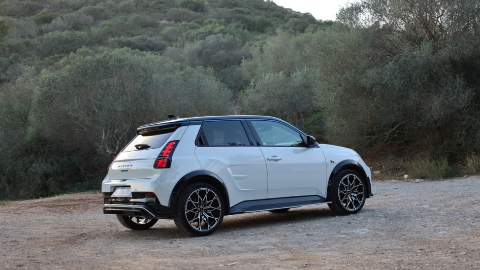 Weiße Alpine A290 Premiere Edition von schräg hinten fotografiert