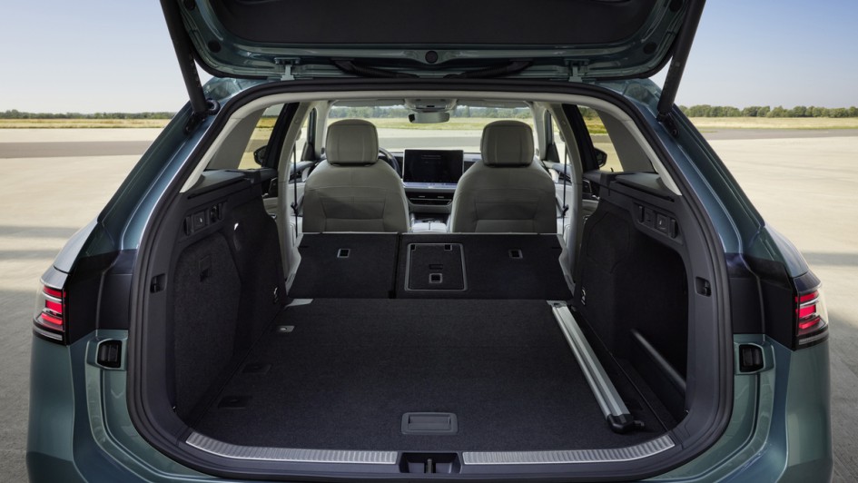 In den Kofferraum des neuen Passat passen 690 Liter Gepäck und damit 40 mehr als bislang. 