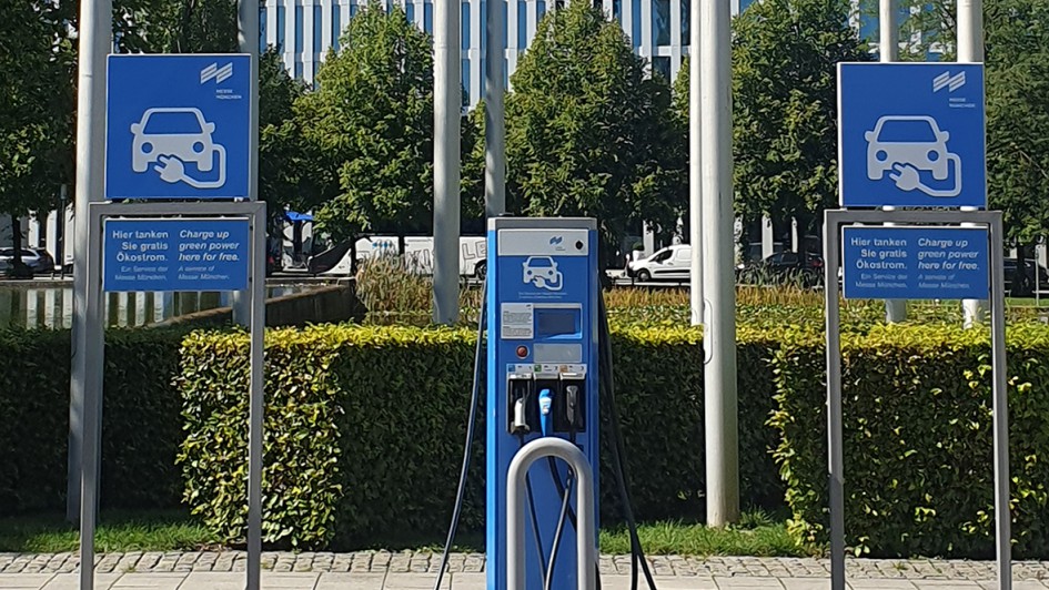 Für E-Fahrzeuge braucht es Ladesäulen. Jene an der Messe München sind die Jahre gekommen 