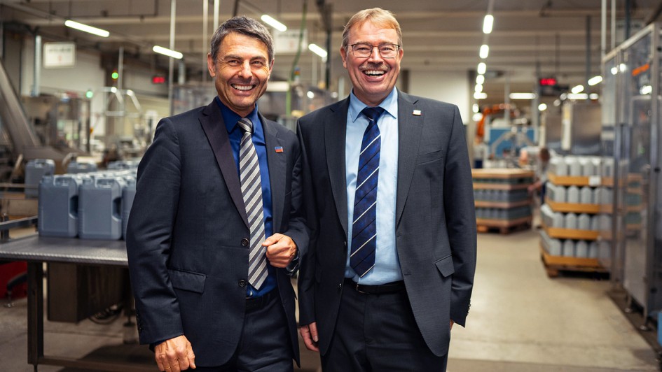 CEO Günter Hiermaier (r.) und sein Geschäftsführungskollege Dr.Uli Weller verfolgen eine klare Wachstumsstrategie. Dafür bauen sie im Rahmen umfassender Investitionsprogramme seit 2023 auch die Kapazitäten u.a. in der Produktion und Logistik der Fabriken 