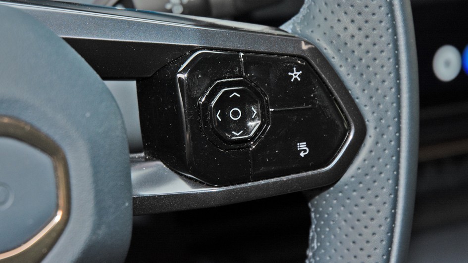 Lynk & Co 08, Fond, Lüftungsdüsen, Ambientebeleuchtung, Lenkradbedienung