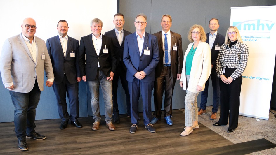 Der Vorstand des Mazda Händlerverbands (v.li.):  Thorsten Krämer, Matthias Hüls, Christian Fischer, Thomas Haselbach, Präsident Werner Prange, Marko Böttcher, Birgit Reis, Geschäftsführer Marcus Weller und Luise Braß.