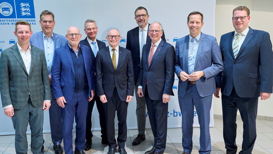 V.l.n.r.: Friedrich Haag (MdL), Prof. Erik Schweickert (MdL), Verkehrsminister Winfried Hermann, ZDK-Präsident Arne Joswig, Michael Ziegler, Emil Frey-Chef Gerhard Schürmann, Handwerkspräsident Rainer Reichhold, Thomas Dörflinger (MdL) und Hauptgeschäftsf