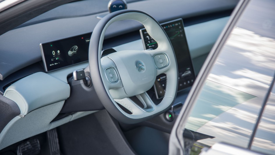 Cockpit-Foto des Nio ET 5 Touring mit heller Innenausstattung